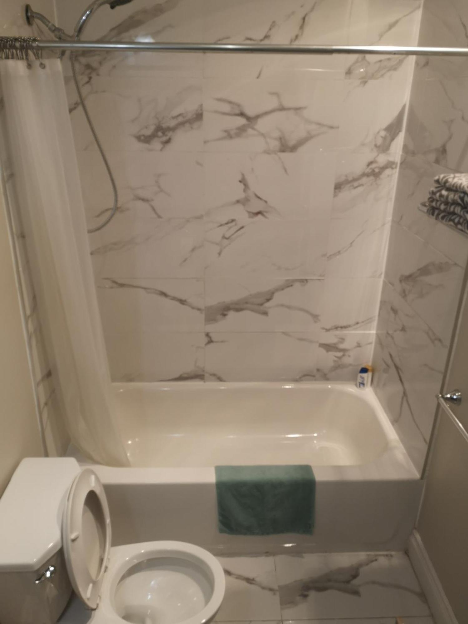 Lakeside Private Suite-Queen Bed Room Tottenham 客房 照片